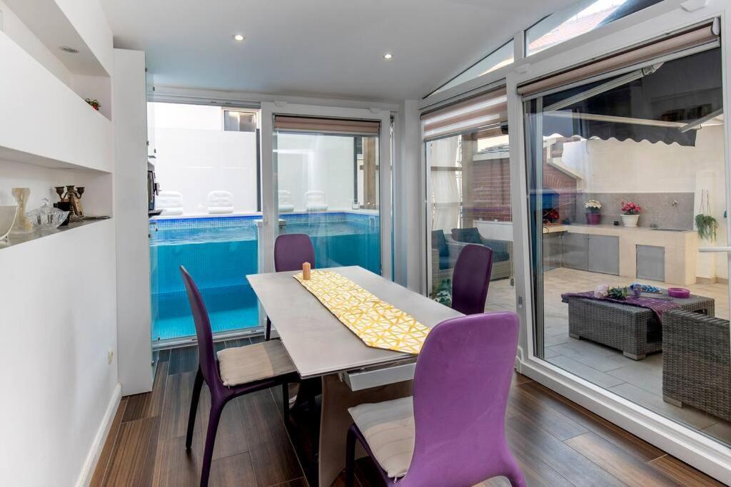 Luxury Martinis With Pool Apartament